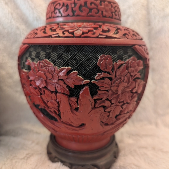 Elegant Black and Red Decorative Vases - Picture 5 of 11